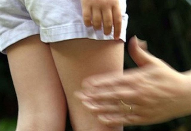 Tạm giam kẻ làm bé gái tâm thần có thai khi đi mua chuối