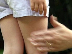 Tạm giam kẻ làm bé gái tâm thần có thai khi đi mua chuối