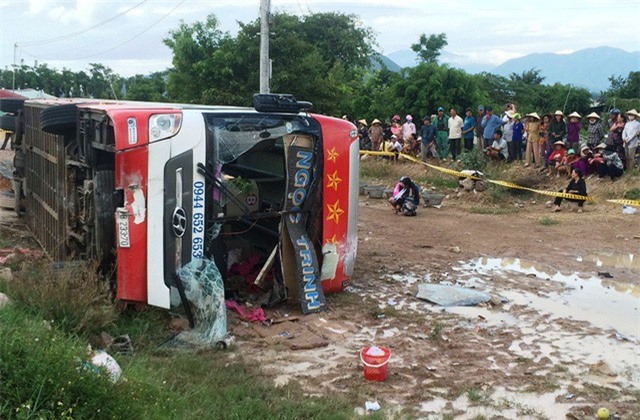 Xe giường nằm “bay” xuống ruộng, 29 hành khách may mắn thoát chết