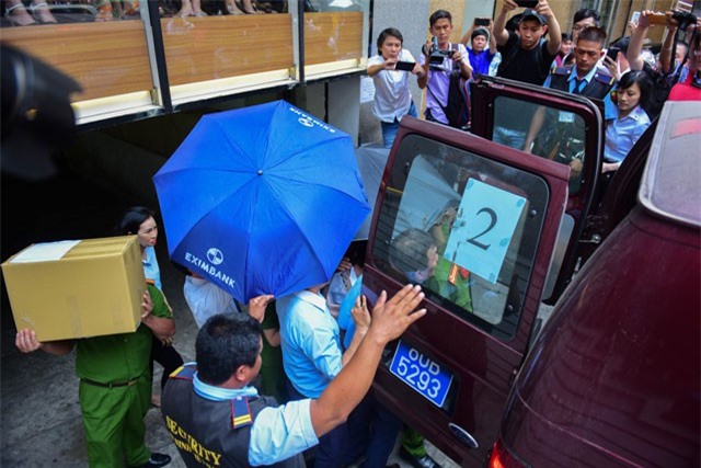 Thủ đoạn giả chữ ký khách VIP để chiếm đoạt hàng trăm tỉ tại Eximbank