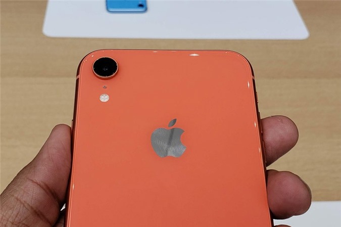Clip: Trên tay iPhone XR vừa trình làng