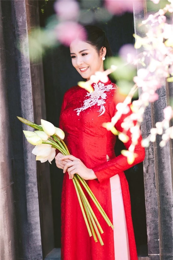 Hoa hậu làm mẫu trong bộ sưu tập áo dài dành cho cô dâu trong ngày cưới