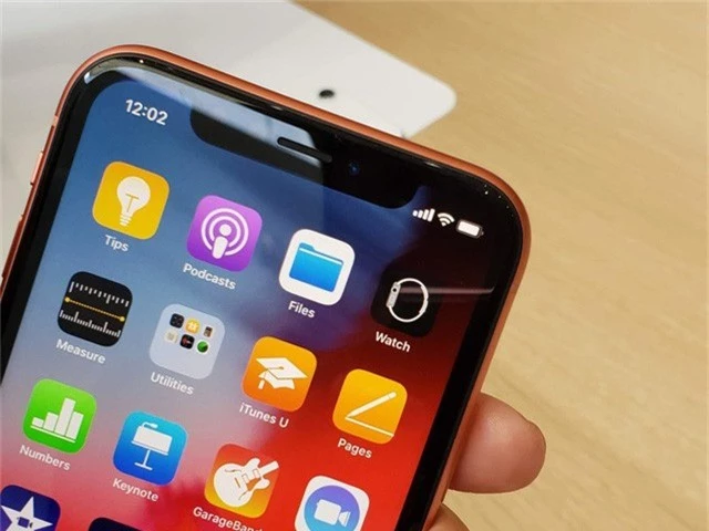 Còn trên iPhone XR, mặt trước của máy với cụm tai thỏ của iPhone X...