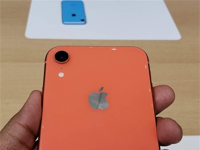 ... và mặt lưng của iPhone 8.