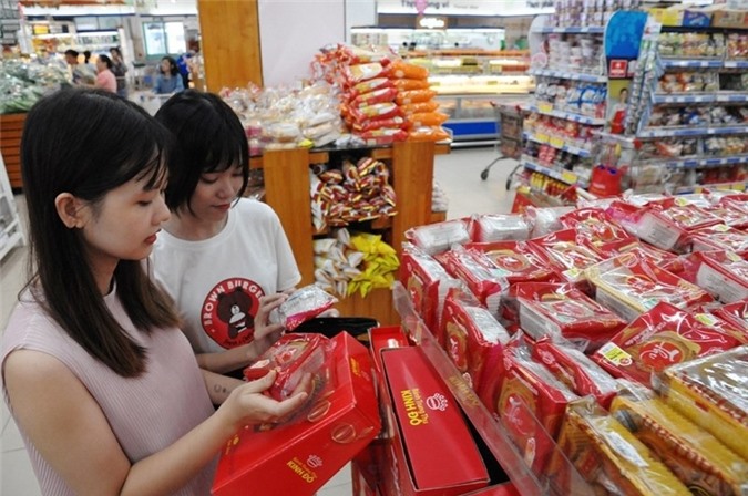 Bánh Trung thu 'thời thượng', 2,2 triệu đồng/hộp vẫn đắt khách