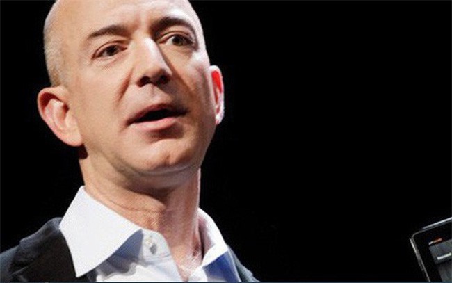 Dù trở thành tỷ phú, CEO Amazon vẫn lái một chiếc Honda "cùi bắp"