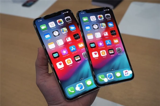 iPhone Xs Max (trái) và iPhone Xs.