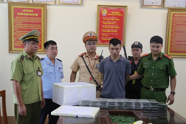 Bắt 2 mẹ con mua bán 64 bánh heroin