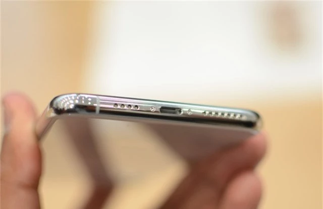 Cách bố trí dải loa ngoài và mic thoại thiếu cân đối trên iPhone XS.