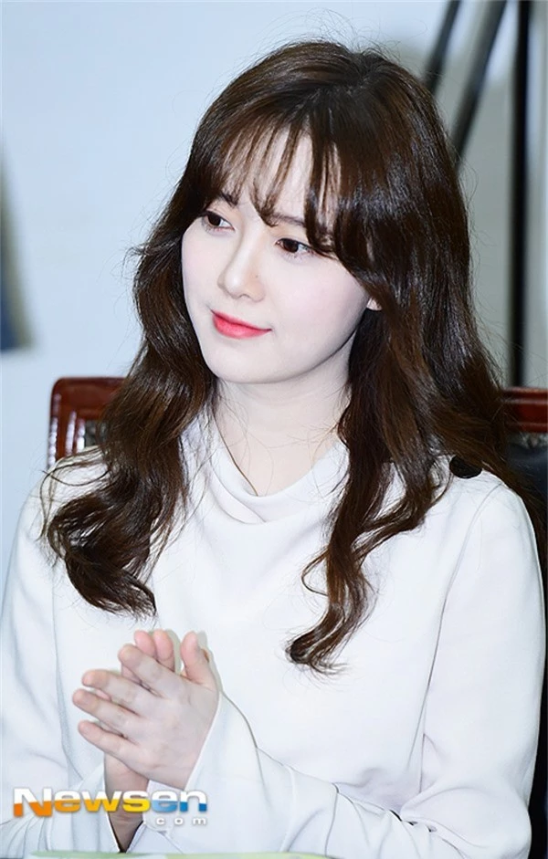 Goo Hye Sun nổi tiếng nhờ vai diễn Guem Jan Di trong bộ phim Vườn sao băng. Sinh năm 1984, năm nay đã bước sang tuổi 34 nhưng người đẹp vẫn giữ được làn da mịn màng, không hề có một chút dấu vết tuổi tác.