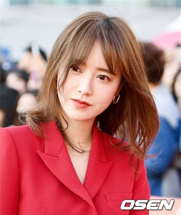 So với thời điểm mới nổi tiếng cách đây 10 năm, nhan sắc của Goo Hye Sun hầu như không thay đổi. Cư dân mạng Hàn Quốc đặt biệt danh cho cô là ma cà rồng bởi làn da trắng sứ.