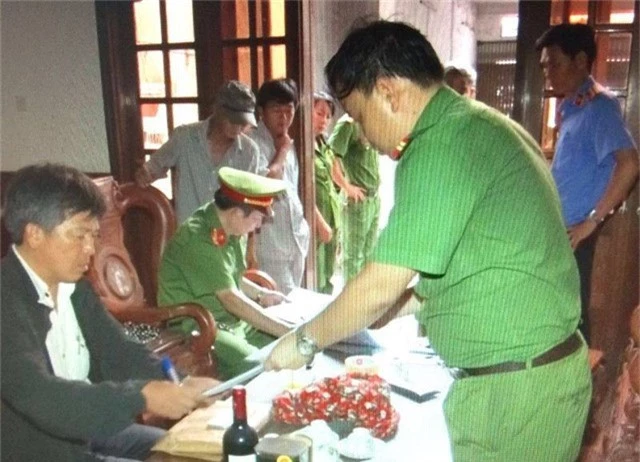 Cơ quan CSĐT Công an tỉnh Bình Định thực hiện lệnh bắt tạm giam đối với Nguyễn Phúc Tuấn.