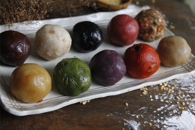 Bánh trung thu handmade bão hoà, dân buôn chỉ dám làm cầm chừng