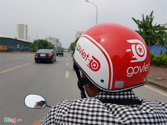 Go-Viet cử người ra lề đường tiếp nhận tài xế Grab đăng ký tại Hà Nội