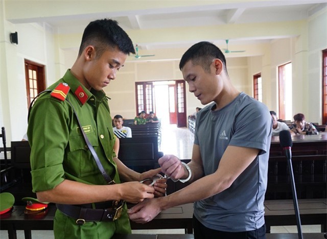 Kẻ 2 lần vào tù “không mong vợ sẽ chờ mà chỉ thương con”