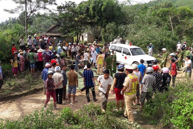 Tai nạn kinh hoàng giữa xe bồn và xe khách khiến 12 người tử vong