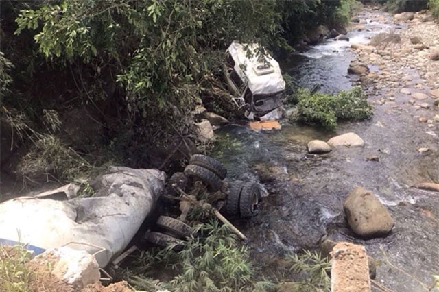 Xe bồn chạy trên 100 km/h trước khi tông ôtô khách làm 13 người chết