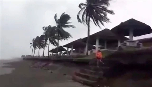 Hiện bão Mangkhut đã càn quét khu vực đảo Guam và quần đảo Marshall ở Thái Bình Dương, gây ra tình trạng ngập lụt và mất điện trên diện rộng. Được đánh giá ở cấp 5 - cấp cao nhất trong thang đo bão, bão Mangkhut đã đặt nhiều quốc gia Đông Nam Á, Hong Kong và khu vực ven biển phía nam Trung Quốc vào tình trạng báo động. Trong ảnh: Gió lớn xuất hiện tại khu vực Buguey, Cagayan, Philippines hôm nay 14/9. (Ảnh: Reuters)
