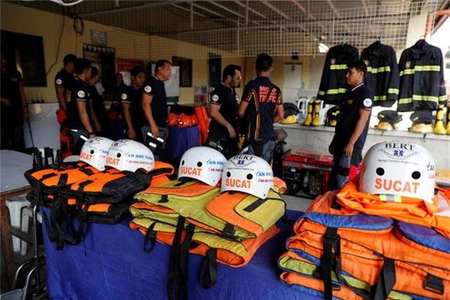 Các trường học và cơ quan chính phủ Philippines đã được đóng cửa ở hơn 600 khu vực. Lực lượng quân sự, y tế và cứu trợ khẩn cấp đã được đặt trong tình trạng sẵn sàng để ứng phó với siêu bão Mangkhut. Trong ảnh: Đội cứu hộ ở Luzon đã chuẩn bị sẵn sàng cho công tác cứu trợ khi bão đổ bộ. (Nguồn: Reuters)