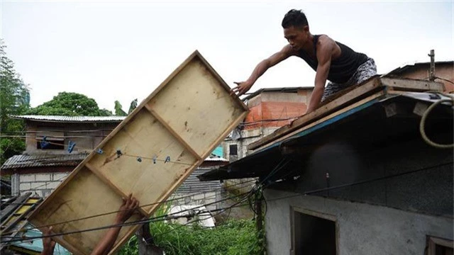 Với lượng mưa lớn, siêu bão Mangkhut được dự đoán sẽ gây ra tình trạng lũ lụt và sạt lở đất cho nhiều khu vực ở Philippines. Người dân ở nhiều nơi đã gia cố nhà cửa, đưa tàu thuyền lên bờ và chuẩn bị các điều kiện cần thiết đón siêu bão. (Ảnh: AFP)