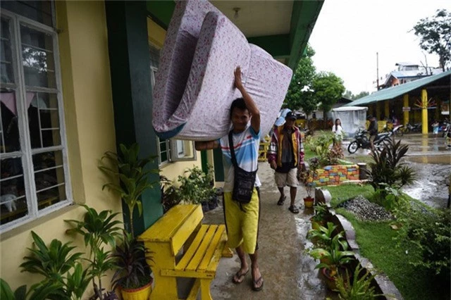 “Chính quyền đã nói rằng cơn bão này mạnh gấp 2 lần so với cơn bão trước, vì thế chúng tôi rất lo sợ. Chúng tôi đã học được bài học từ cơn bão gần đây nhất. Khi đó nước ngập lên cả mái nhà của chúng tôi”, Myrna Parallag, 53 tuổi, nói sau khi sơ tán khỏi khu vực phía bắc Philippines. (Ảnh: AFP)