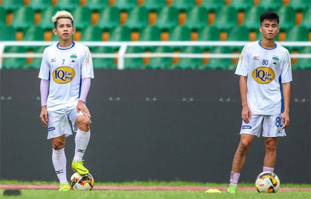 Hồng Duy "đua đòi" nhuộm tóc bạc giống hệt Văn Toàn 