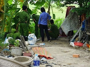 Truy tìm kẻ dìm người phụ nữ lõa thể vào phuy nước