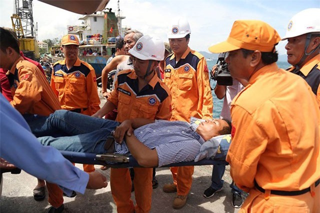 10 ngư dân nguy kịch vì bị ngộ độc giữa biển