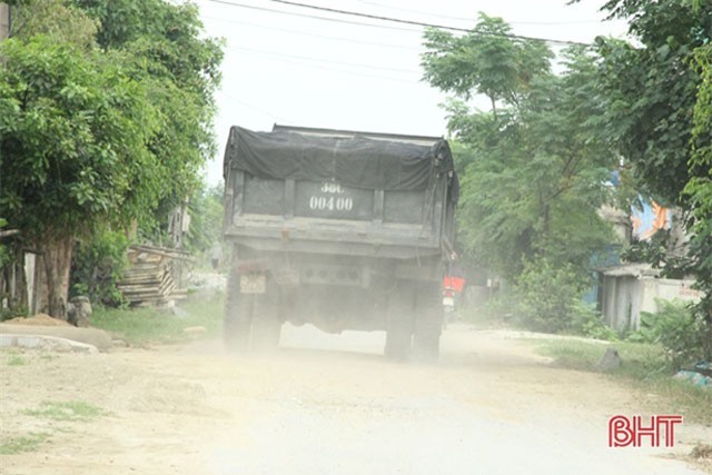 Hà Tĩnh: Xe chở cát xây dựng "cày" nát đường dân sinh