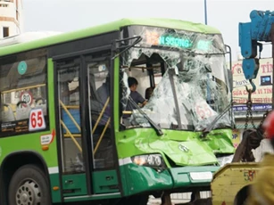 Hàng chục người hoảng loạn trong xe buýt bị tông liên hoàn