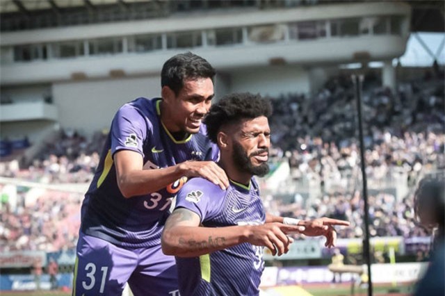 Hé lộ mức lương “khủng” của tiền đạo Thái Lan tại J1 League