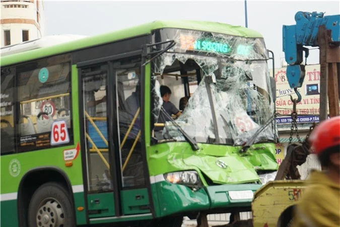 Hàng chục người hoảng loạn trong xe buýt bị tông liên hoàn