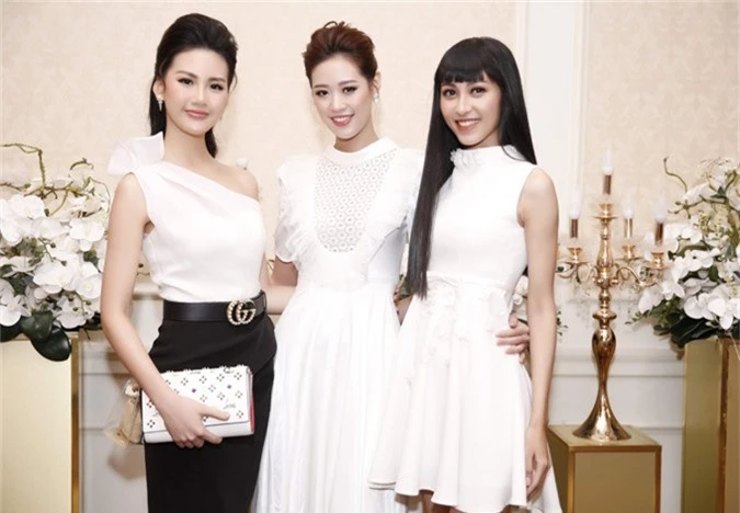 Chân dài Quỳnh Hoa (ngoài cùng bên trái) và Thu Hiền (bìa phải) không hẹn mà cùng diện trang phục gam trắng dự event này.