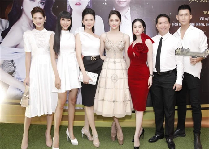 Dàn người đẹp chụp ảnh cùng vợ chồng Di Băng và người mẫu Xuân Hùng.