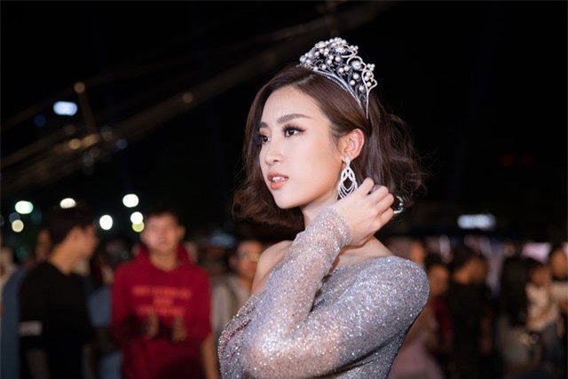 Thảm đỏ Hoa hậu Việt Nam: Mỹ Linh rạng ngời, Nam Em tăng cân bất thường