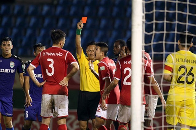 BLV Quang Huy: Trọng tài Việt Nam rất hay bắt kiểu bù trừ