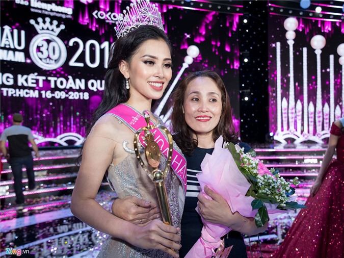 Bố mẹ tân Hoa hậu Tiểu Vy gây "sốt" bởi trẻ trung, "chất chơi" gấp mấy lần con gái