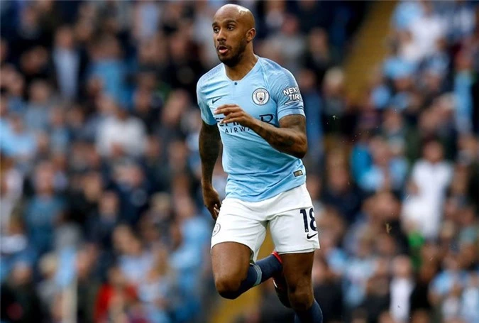 Hậu vệ trái: Fabian Delph (Man City).