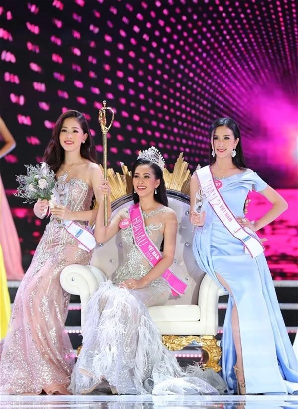 Từ trái qua: Á hậu 1 Phương Nga, Hoa hậu Trần Tiểu Vy, Á hậu 2 Thuý An. 