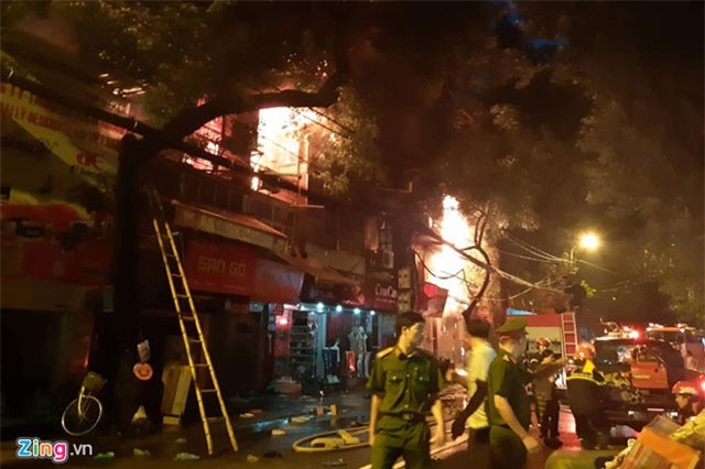 Đang cháy lớn ở Hà Nội, nhiều căn nhà bị thiêu