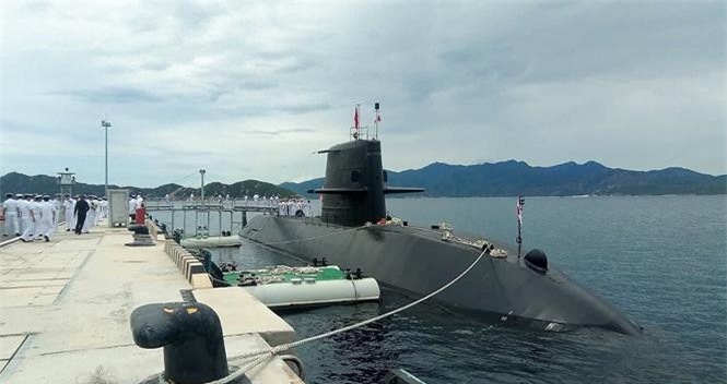 Lần đầu tiên tàu ngầm huấn luyện Nhật Bản đến Việt Nam