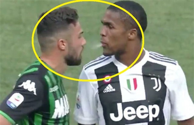 Clip: Sao Juve ‘phun châu, nhả ngọc’ vào mặt đối thủ