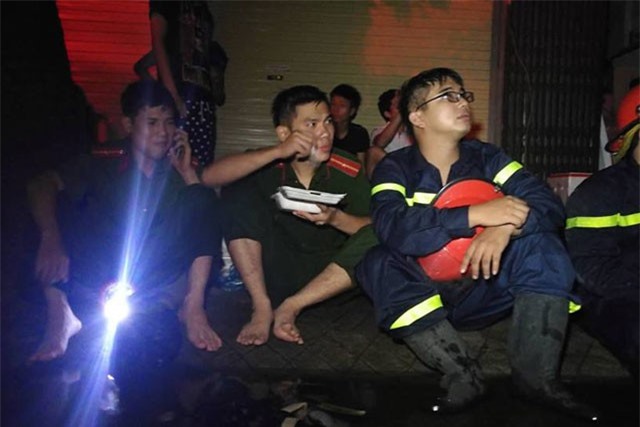 Cháy nhà ở Đê La Thành: Hình ảnh lính cứu hỏa lay động triệu con tim