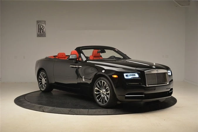 1. Rolls-Royce Dawn 2018 (giá: 346.300 USD).