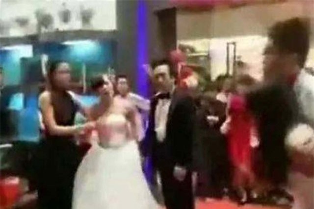 Hai cô dâu lao vào ẩu đả ngay trong đám cưới, chú rể chết lặng