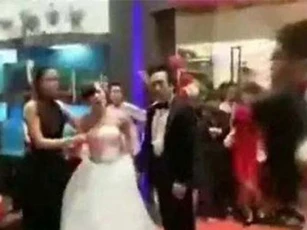 Hai cô dâu lao vào ẩu đả ngay trong đám cưới, chú rể chết lặng