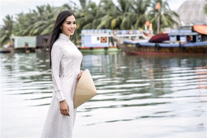 Trần Tiểu Vy làm mẫu trong bộ sưu tập áo dài về Hội An cho Ngọc Hân trước khi cô trở thành Hoa hậu Việt Nam 2018.