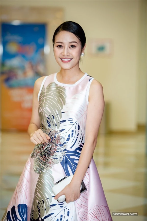 MC Phí Linh mặc váy thanh lịch đến chúc mừng đoàn phim.
