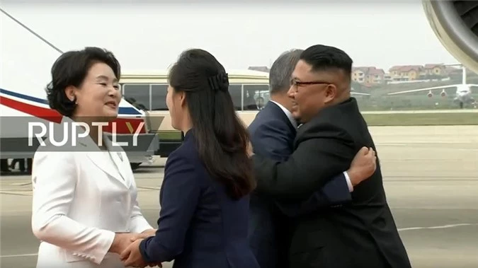 Chủ tịch Triều Tiên Kim Jong-un và phu nhân ra sân bay đón vợ chồng Tổng thống Hàn Quốc Moon Hae-in.