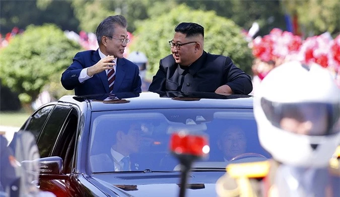 Ấn tượng hình ảnh ông Kim Jong-un và Moon Jae-in trên xe limousine mui trần